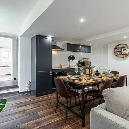 Spacious 2 Bdr Old Town Heart 尼斯