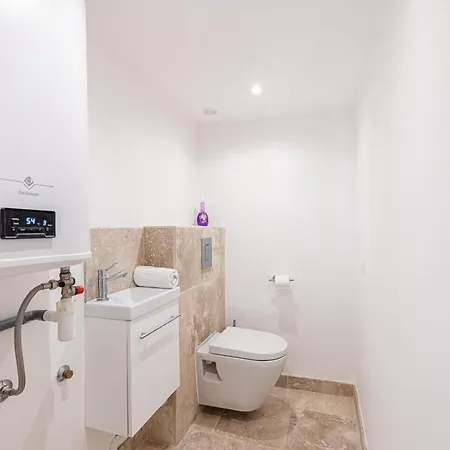 Spacious 2 Bdr Old Town Heart Apartman