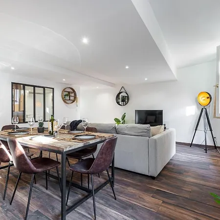 Spacious 2 Bdr Old Town Heart *