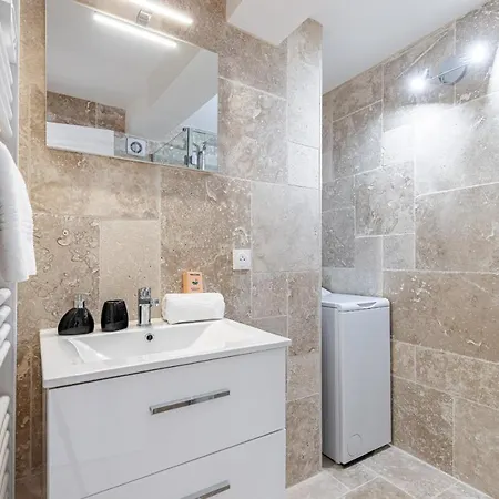 Spacious 2 Bdr Old Town Heart