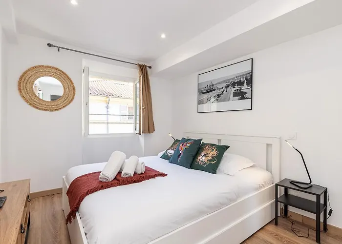 Апартаменты Spacious 2 Bdr Old Town Heart *