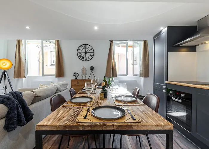 Spacious 2 Bdr Old Town Heart Апартаменты