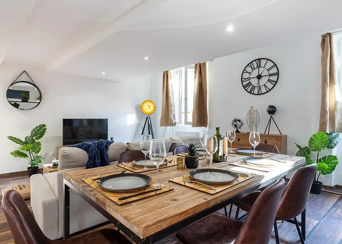 Spacious 2 Bdr Old Town Heart Nice