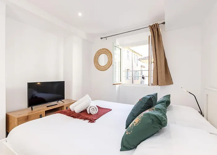 Spacious 2 Bdr Old Town Heart * Nice