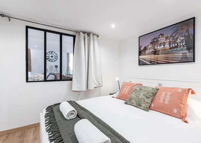 Spacious 2 Bdr Old Town Heart شقة