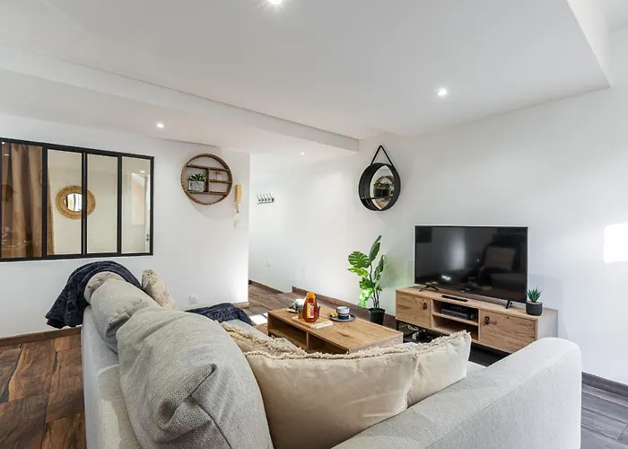 Апартаменты Spacious 2 Bdr Old Town Heart *
