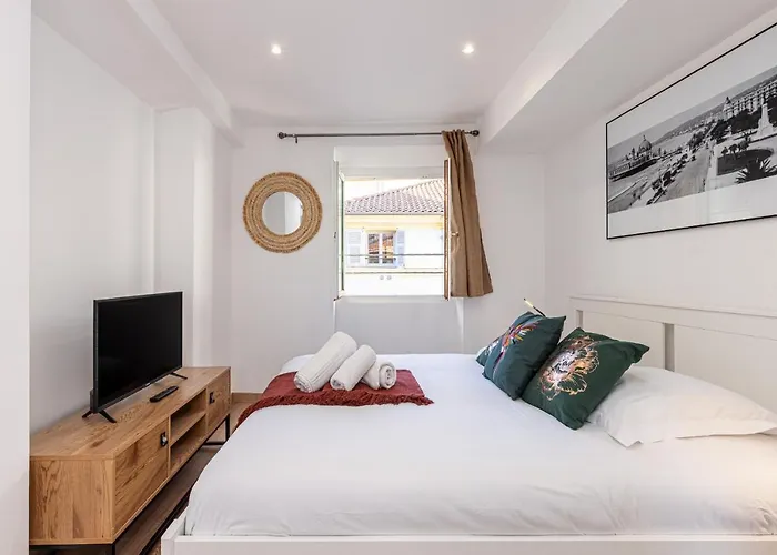 Spacious 2 Bdr Old Town Heart شقة نيس