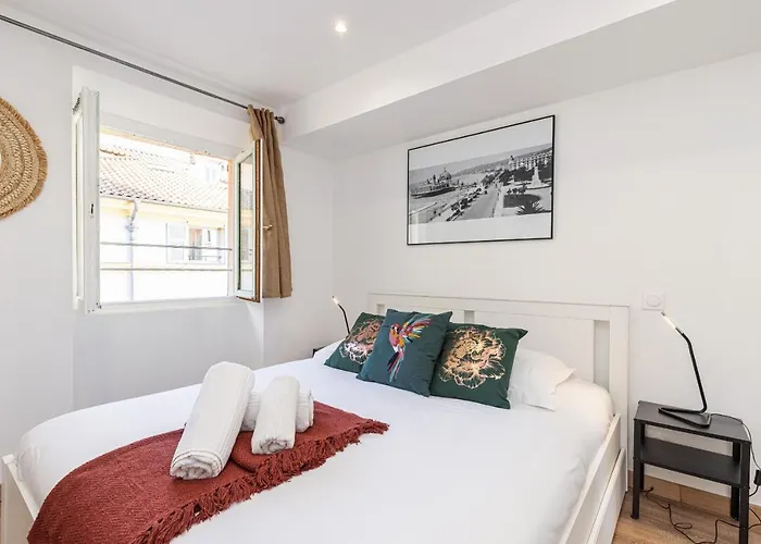 Spacious 2 Bdr Old Town Heart