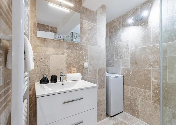 Spacious 2 Bdr Old Town Heart