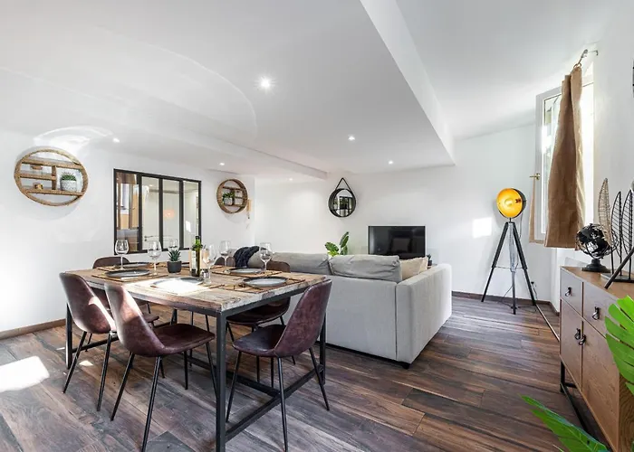 Spacious 2 Bdr Old Town Heart *