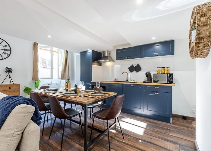 Spacious 2 Bdr Old Town Heart * Nice